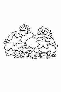 Um desenho linear simples a preto e branco de dois pequenos caranguejos com rostos sorridentes e três estrelas-do-mar sobre rochas. Pequenas conchas estão espalhadas na base num cenário marinho calmo.
