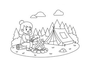 Ein lächelndes Kind sitzt auf einem Holzstamm und röstet Marshmallows über einem mit Steinen umrahmten Lagerfeuer. Im Hintergrund steht ein Dreieckszelt neben einer Reihe von Tannen unter einem klaren Himmel.