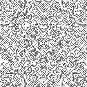 Un disegno da colorare di mandala dettagliato con cerchi concentrici di motivi geometrici, con elementi florali e fogliari stratificati che irradiano da un disegno floreale centrale
