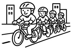 Vier Kinder fahren in einer Reihe auf ihren Fahrrädern durch eine Stadtstraße. Sie tragen alle runde Schutzhelme und lächeln. Im Hintergrund stehen einfache Gebäude mit Fenstern unter einem klaren Himmel.